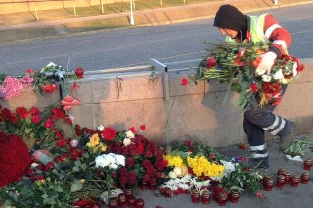 Коммунальщики варварски убирают цветы с места убийства Немцова