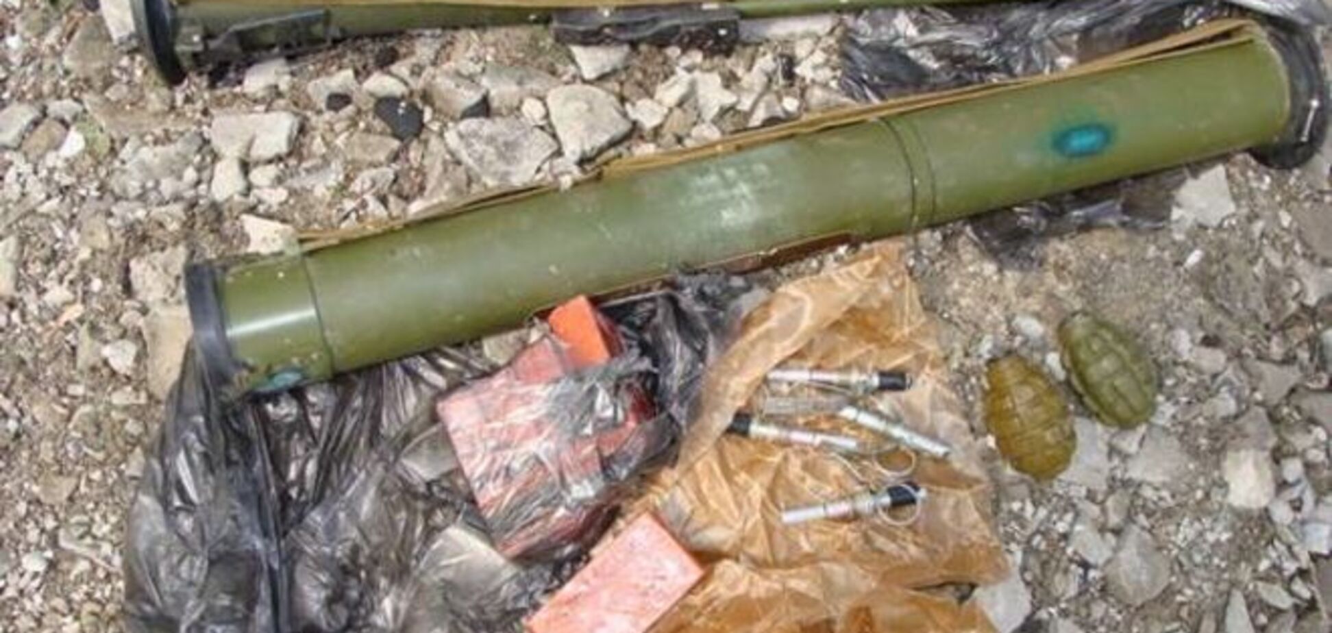 На Луганщині поблизу хімзаводу знайшли схованку з вибухівкою: фотофакт