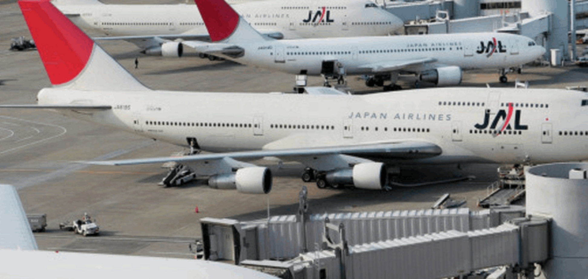 Самолет Japan Airlines при вылете из Токио совершил экстренную посадку