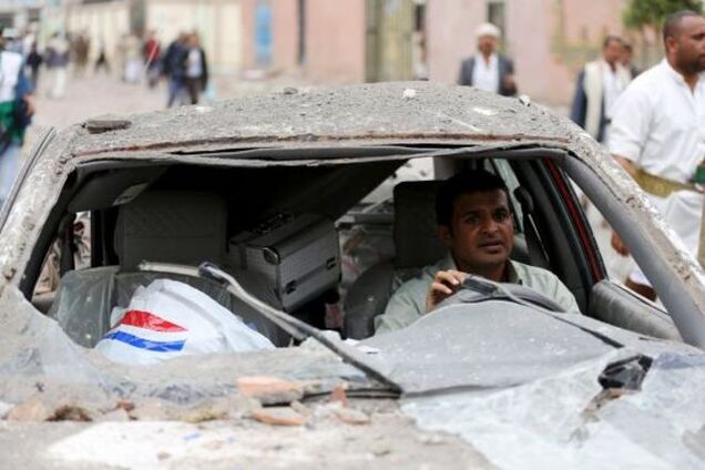 Страшні наслідки авіаційного удару по житлових кварталах столиці Ємену: фоторепортаж