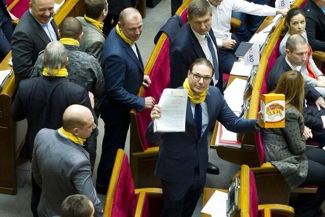 Экс-регионалам в Раде вручили копии заявлений в ГПУ и 'сухари московские': фоторепортаж