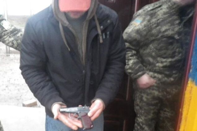 Прикордонники на виїзді з Криму затримали псевдоукраїнця зі зброєю