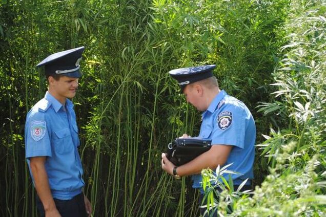 Милиционеры в Тернополе подкидывали людям наркотики и требовали откуп