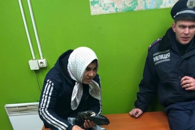 'Бабуся-гопник'. У Києві пенсіонерка-жебрак виявилася чоловіком у спідниці: фотофакт