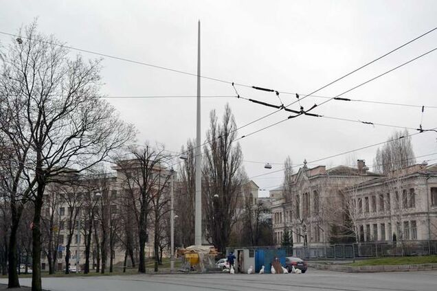 В Харькове восстанавливают взорванную стелу. Фотофакт