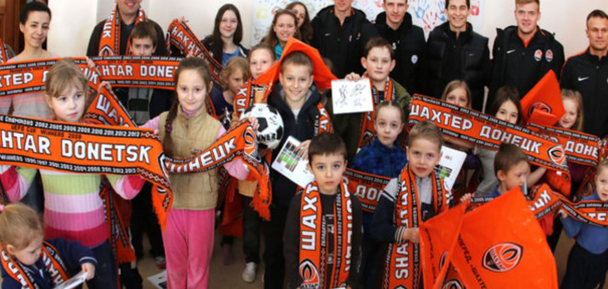 Футболисты 'Шахтера' подарили частичку радости переселенцам зоны АТО