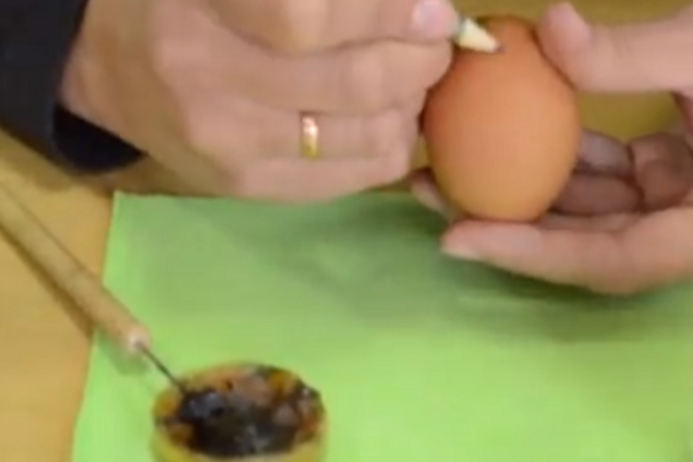 Урок от художницы: как оригинально раскрасить яйца на Пасху