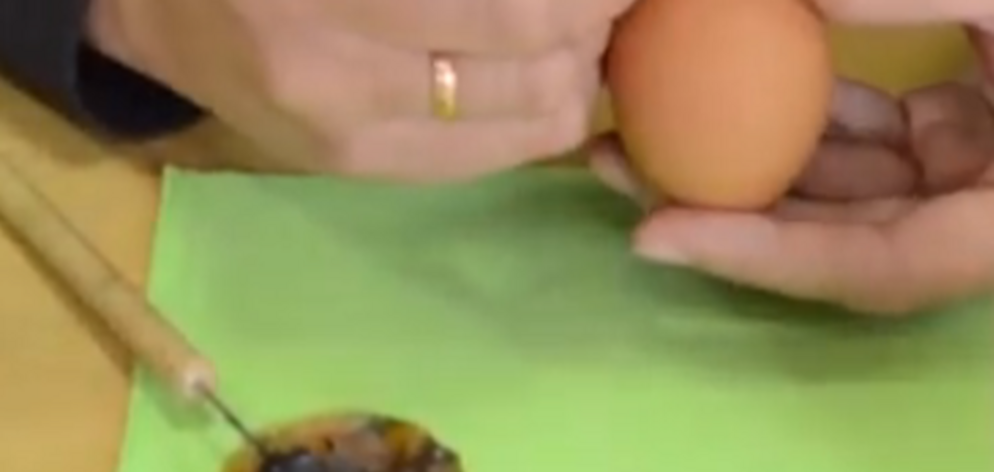 Урок от художницы: как оригинально раскрасить яйца на Пасху