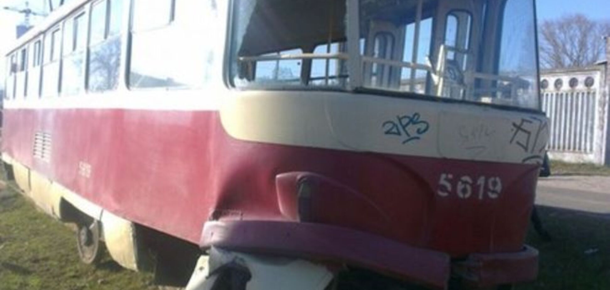 В Киеве трамвай с пассажирами сошел с рельсов: фотофакт