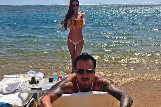 На что способны девушки ради денег: развратный инстаграм иранского миллиардера