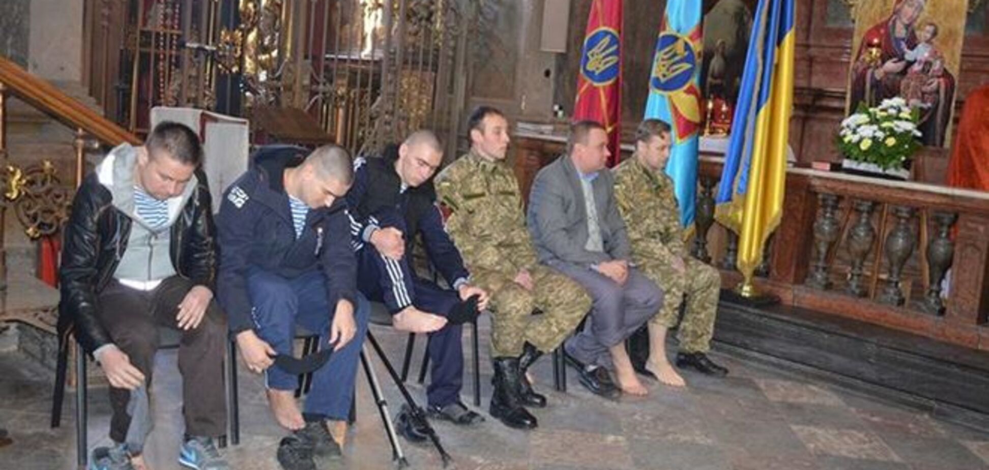 Львовский владыка омыл ноги 12 раненым воинам АТО в Чистый четверг