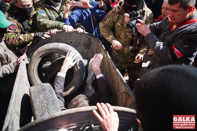 'Правый сектор' бросил чиновника в мусорник и покатал по городу: фото- и видеорепортаж