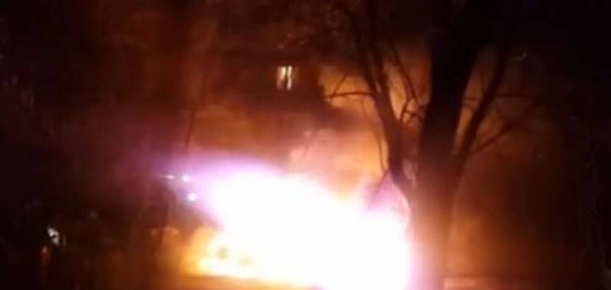 В Киеве горели 10 автомобилей: видеофакт