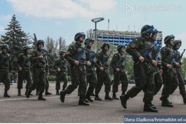 На улицы Одессы вышли тысячи силовиков и выехали БТРы: фоторепортаж