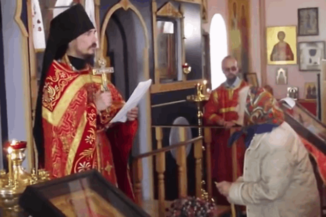 Маразм крепчал: священник РПЦ возле алтаря исполнил песню из фильма 'Как закалялась сталь'