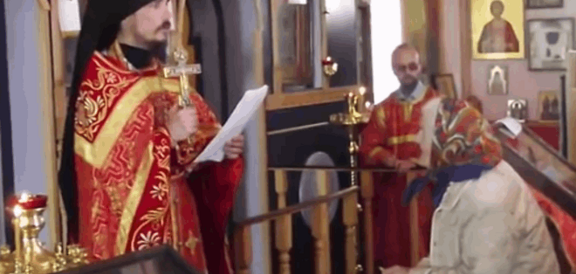 Маразм крепчал: священник РПЦ возле алтаря исполнил песню из фильма 'Как закалялась сталь'