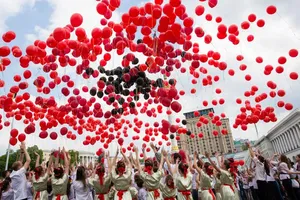 В небе над Майданом расцвели "маки памяти": фоторепортаж