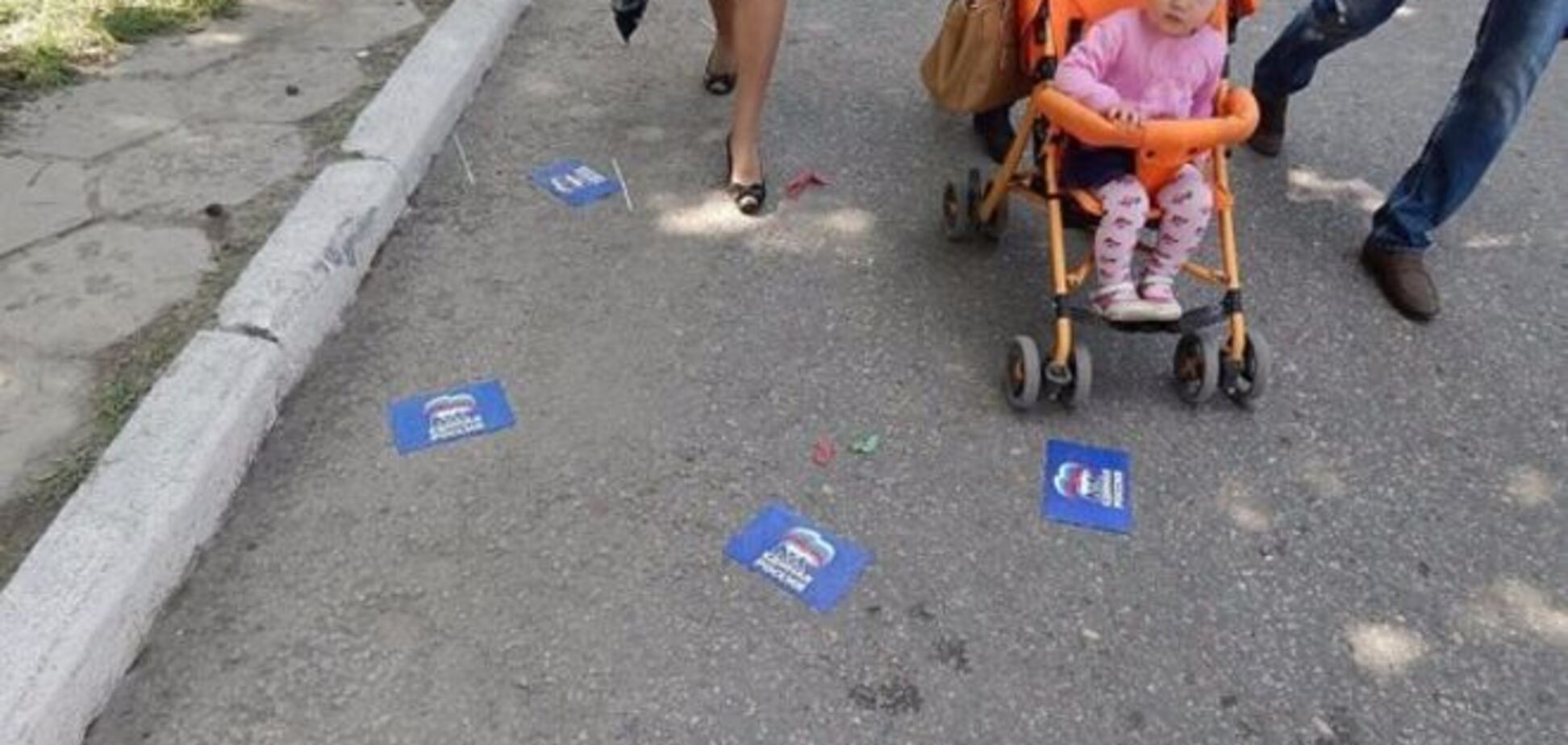 В Крыму после Первомая затоптали флаги 'Единой России': фотофакт