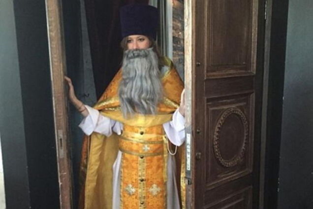 Собчак в рясе и с бородой 'взорвала' интернет: фотофакт