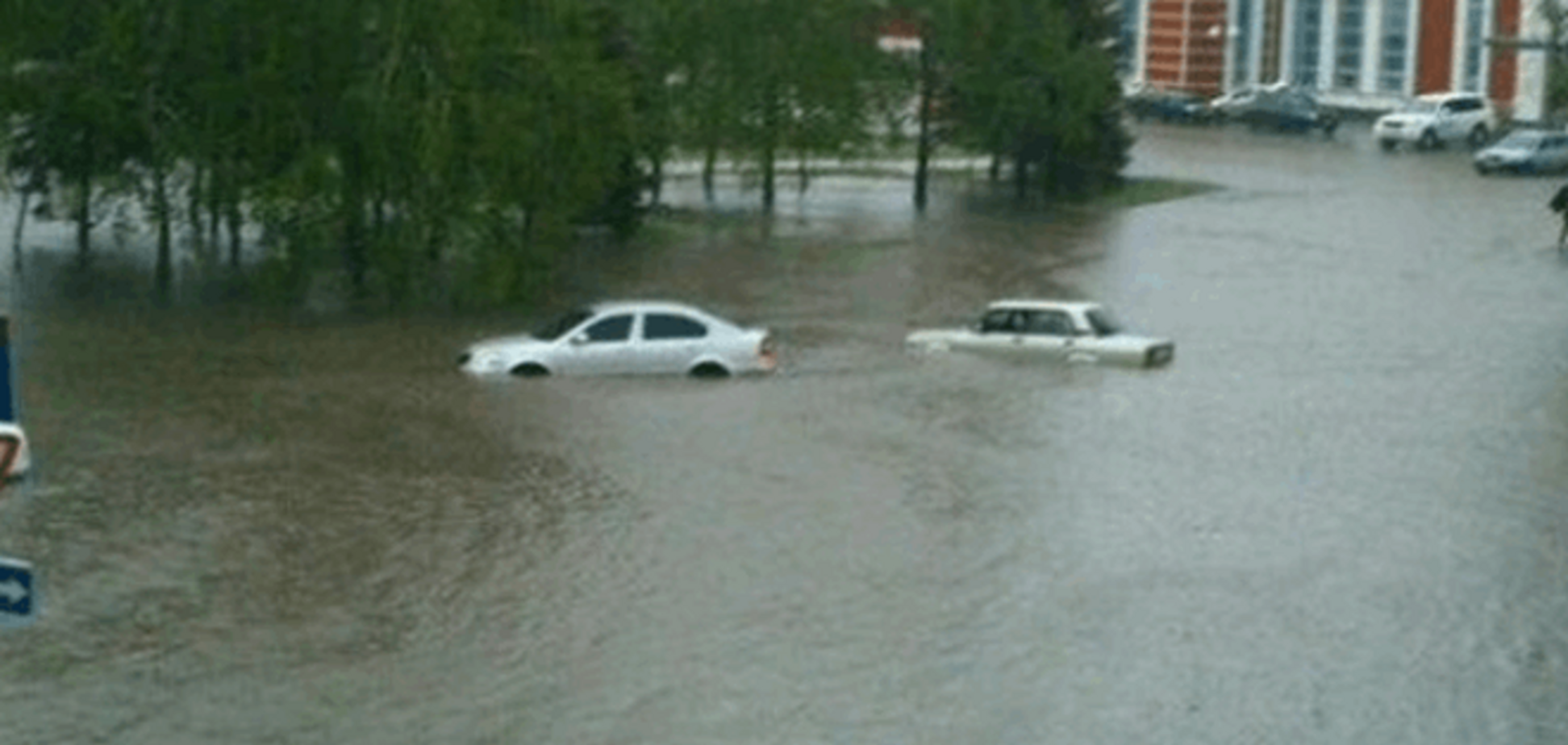 Ливень затопил Краматорск: плавающие авто и 'море' в подъездах