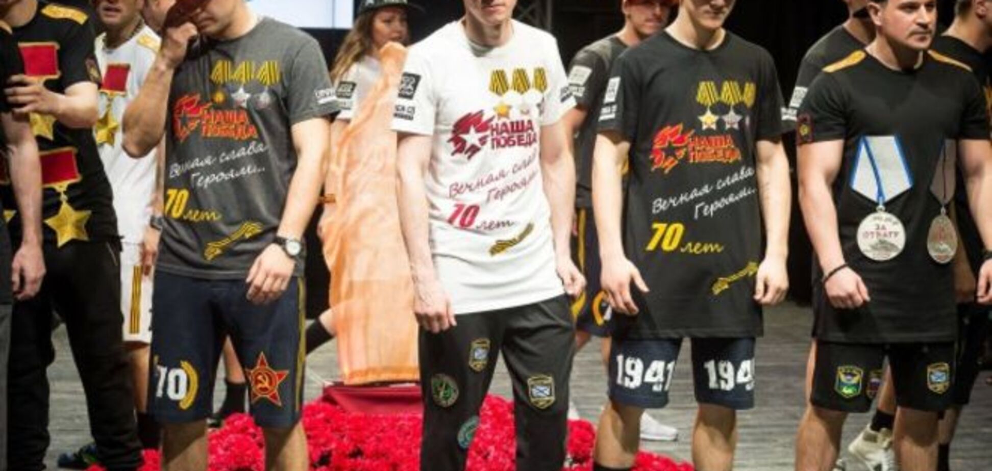 'Победная' мода в Москве: размеру звезд позавидовал бы и Брежнев - фоторепортаж