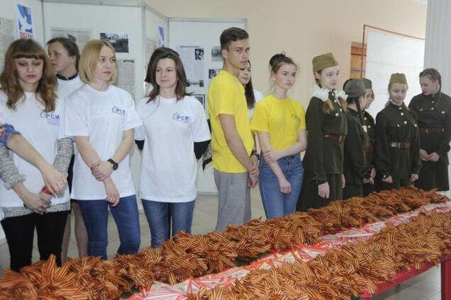 Взрыв мозга. В России в школах святят целые горы 'георгиевских ленточек': фотофакт