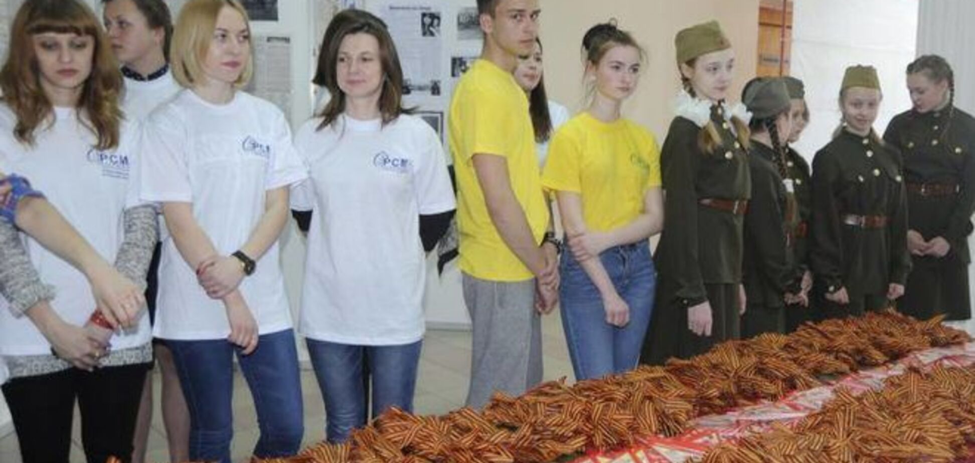 Взрыв мозга. В России в школах святят целые горы 'георгиевских ленточек': фотофакт