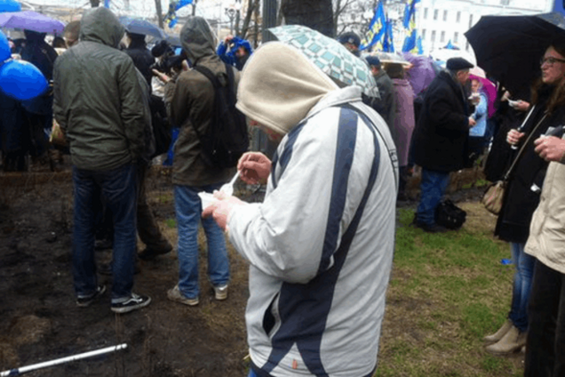 Москвичи 'кинули' Жириновского и побежали за бесплатной кашей: опубликованы фото