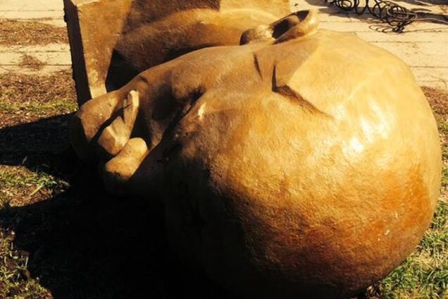 На Луганщине 'Айдар' 'снес голову' Ленину: фотофакт