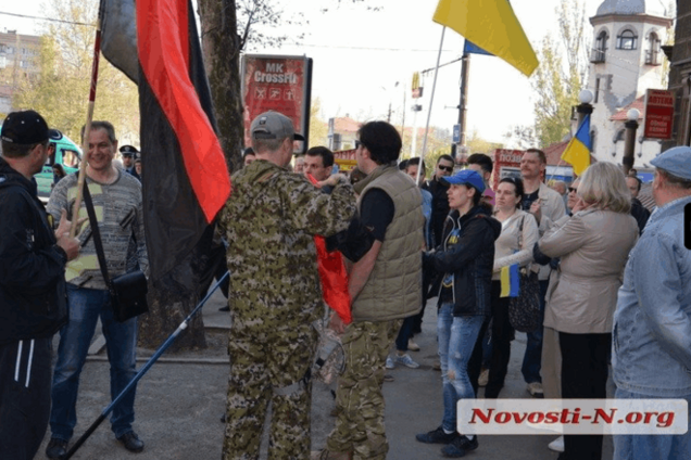 В Николаеве пенсионер заехал оппоненту в глаз, защищая красное знамя