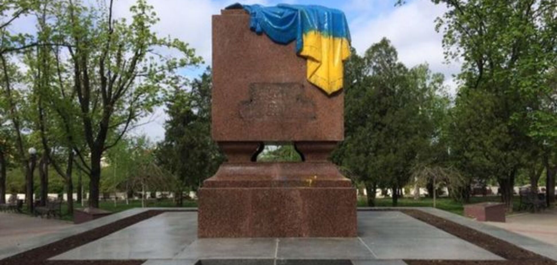 Вечный огонь в Харькове стал сине-желтым. Фотофакт