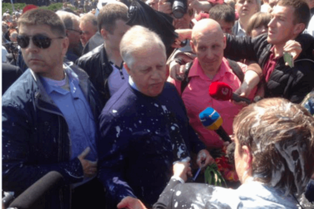Поздравили: Симоненко и российского журналиста облили кефиром - фотофакт