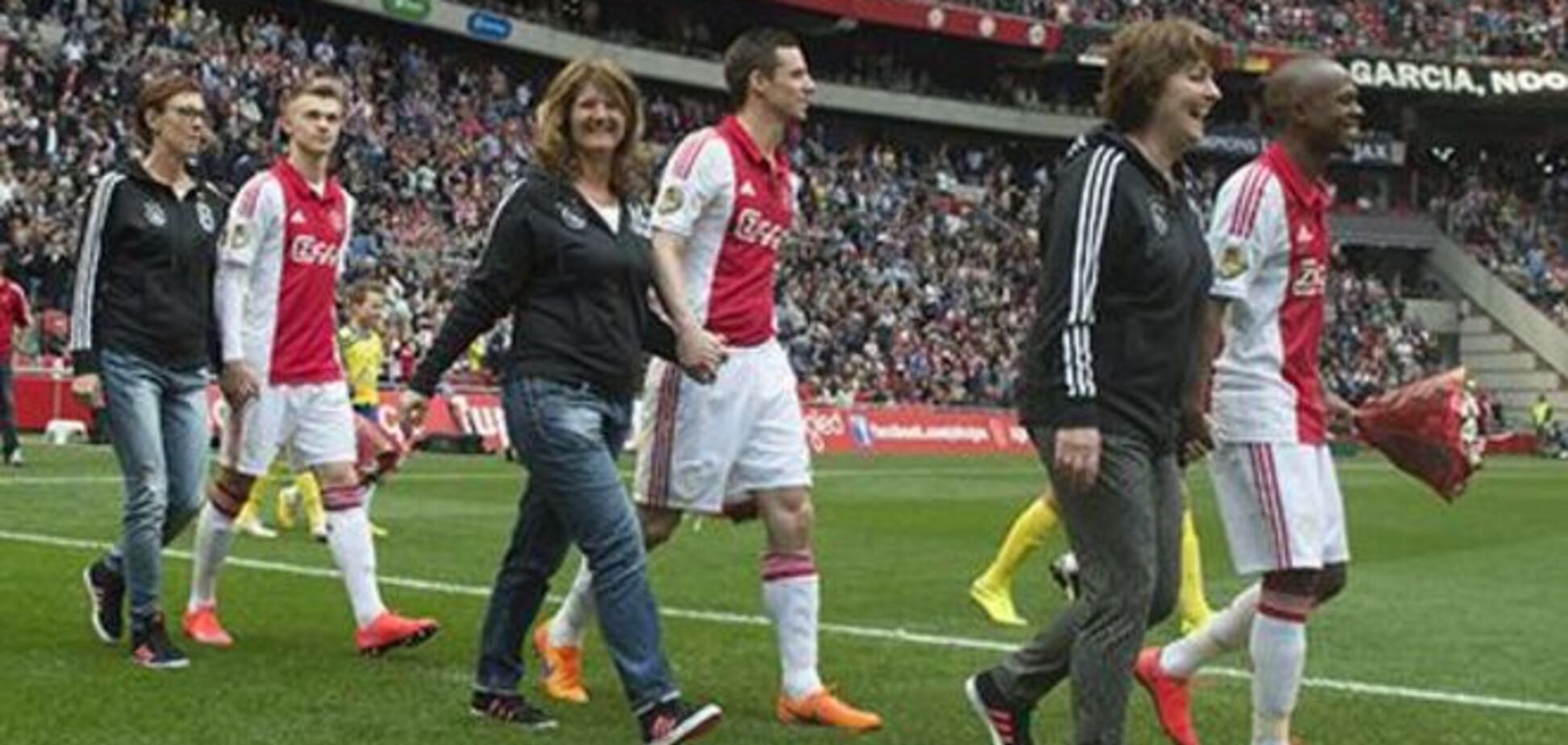 Вот это поддержка! Футболисты 'Аякса' вышли на поле с мамами: фотофакт