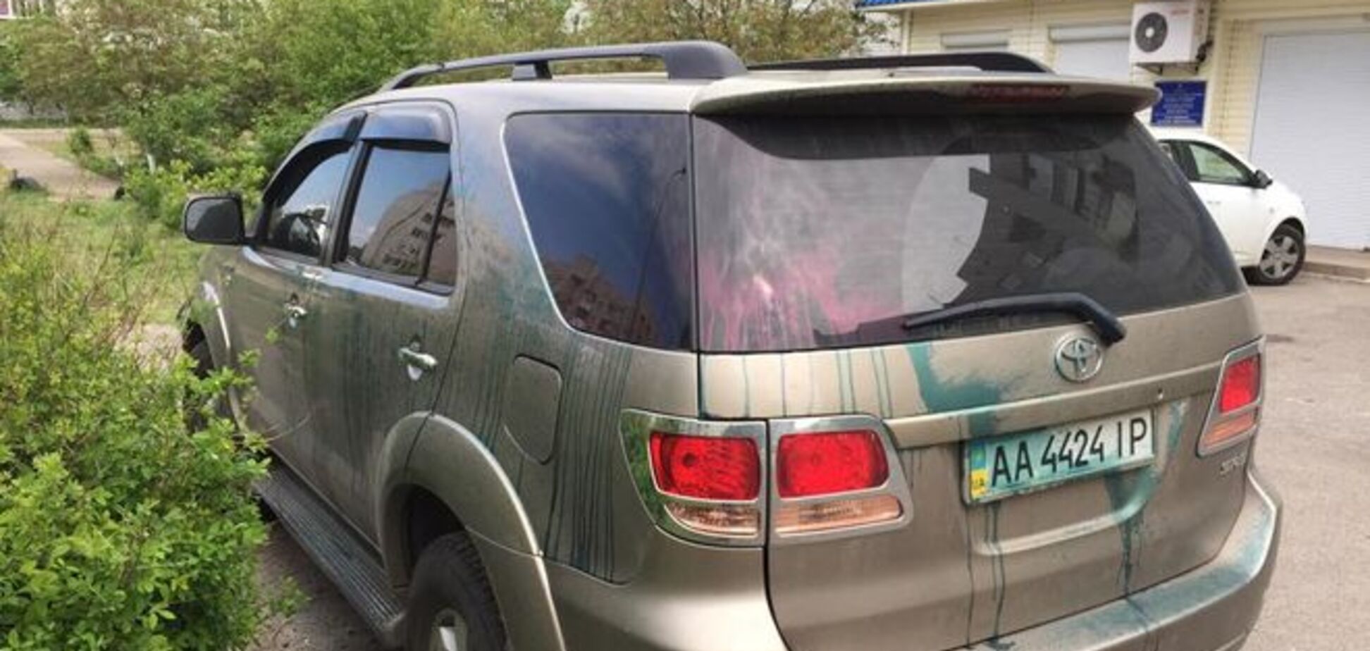 В Киеве неизвестные поглумились над джипом главы района: опубликованы фото