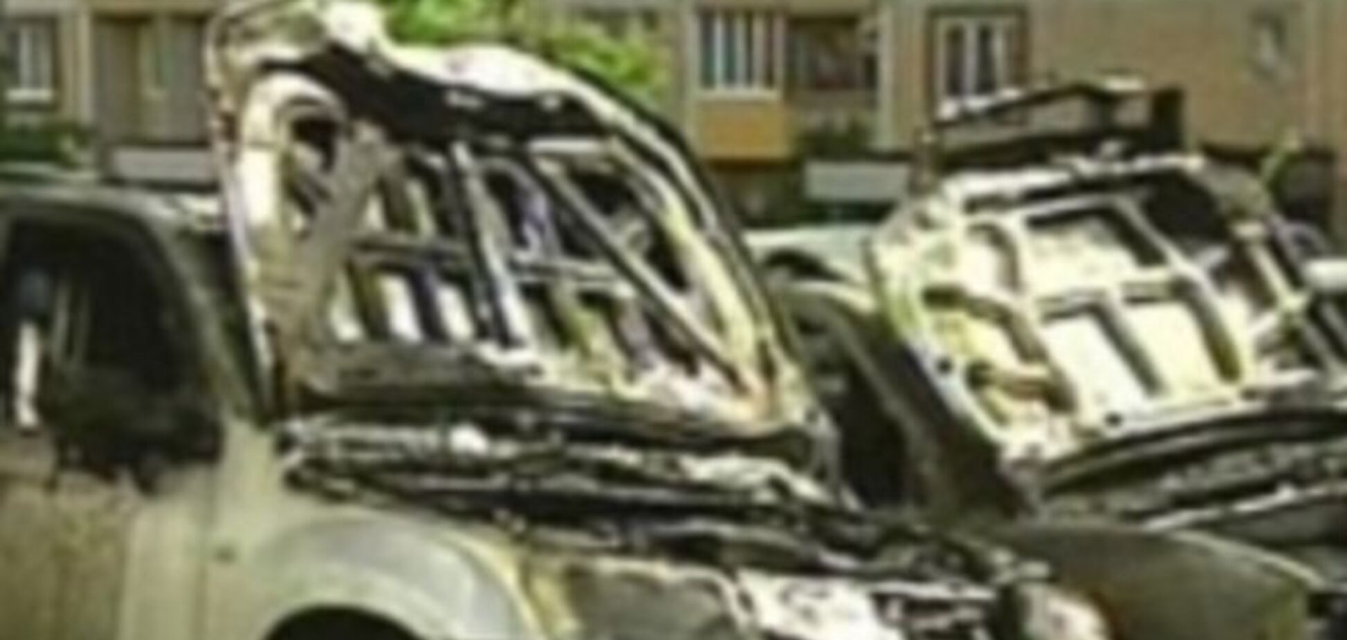 В Киеве возле многоэтажки горели автомобили