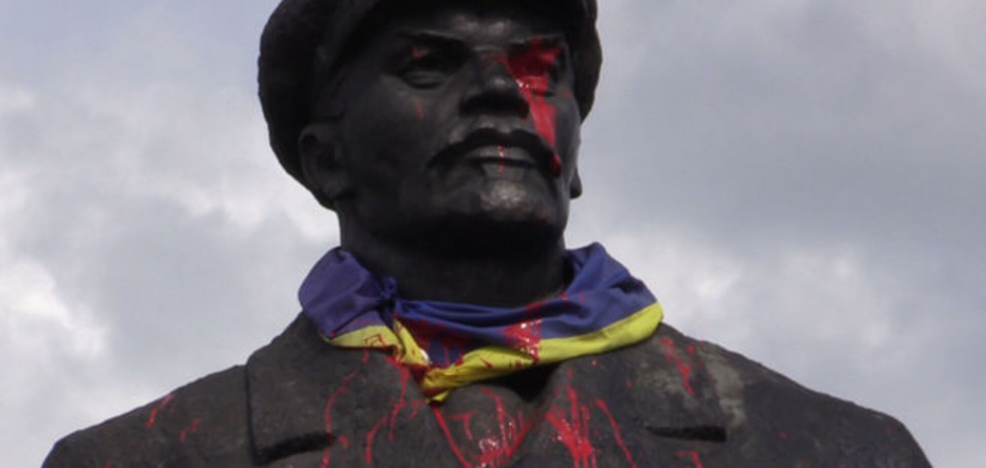 В Славянске активисты 'уделали' Ленина: видеофакт