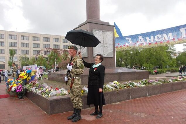 'Заботливые пенсионеры': в Северодонецке солдат укрыли от дождя