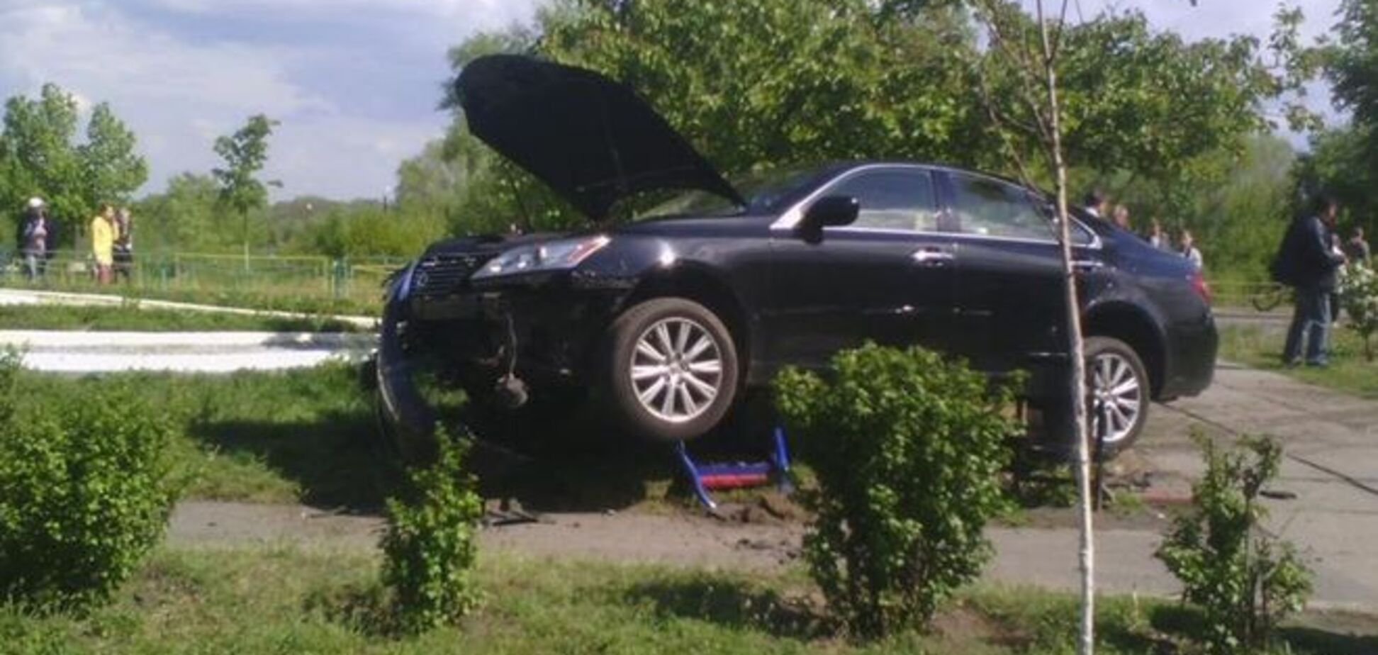 Без тормозов: в Киеве Lexus 'протаранил' парк и 'присел' на лавочку
