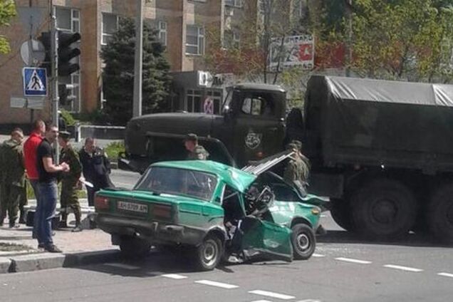 В Донецке террористы раздавили 'Уралом' легковушку с людьми: фотофакт