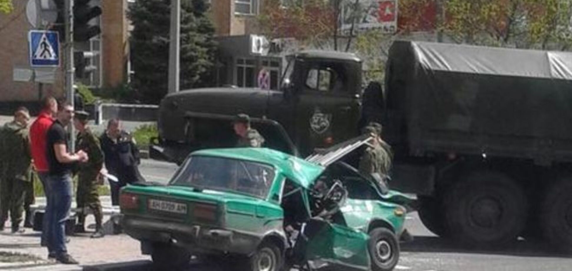 В Донецке террористы раздавили 'Уралом' легковушку с людьми: фотофакт