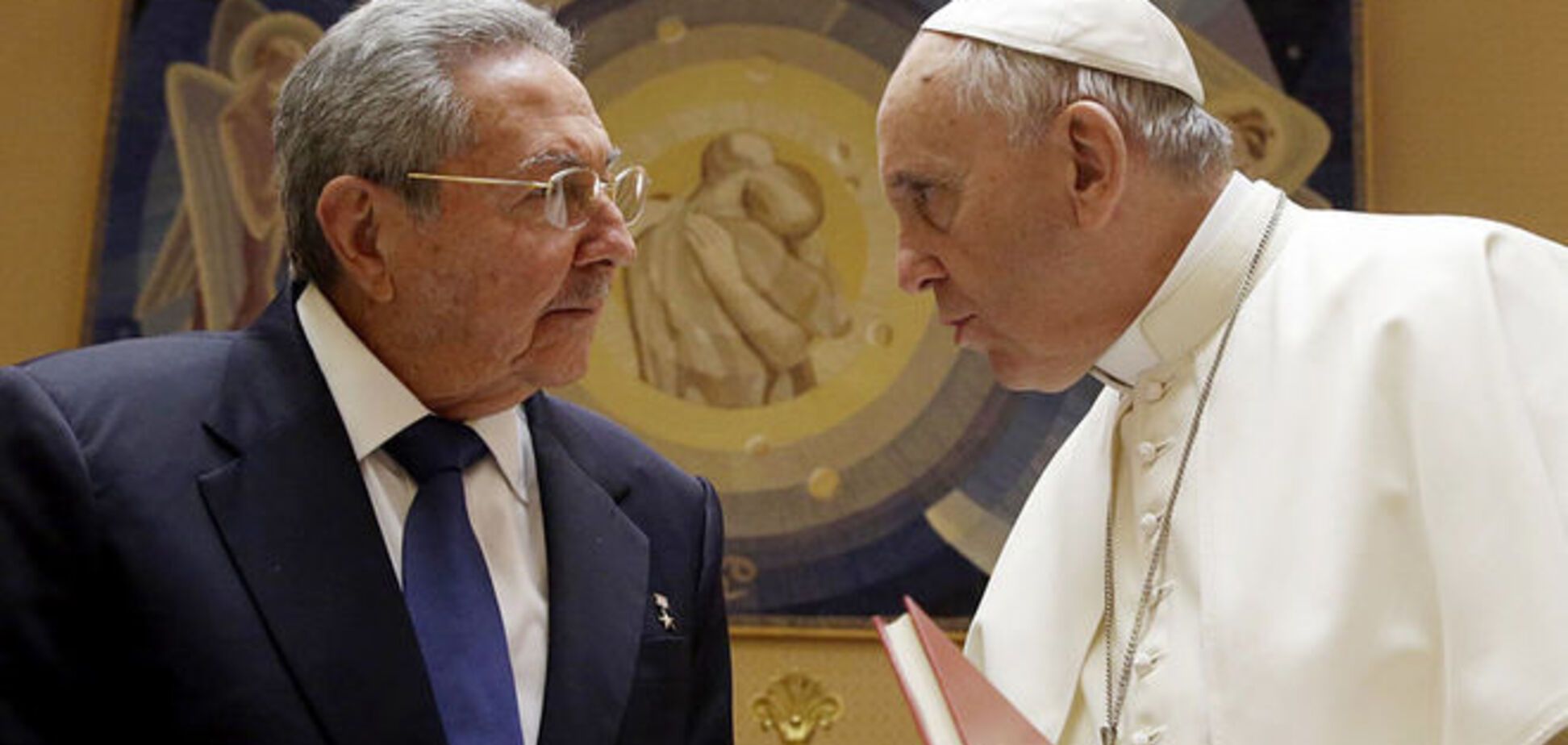 Кастро поблагодарил Папу Франциска за помощь с США