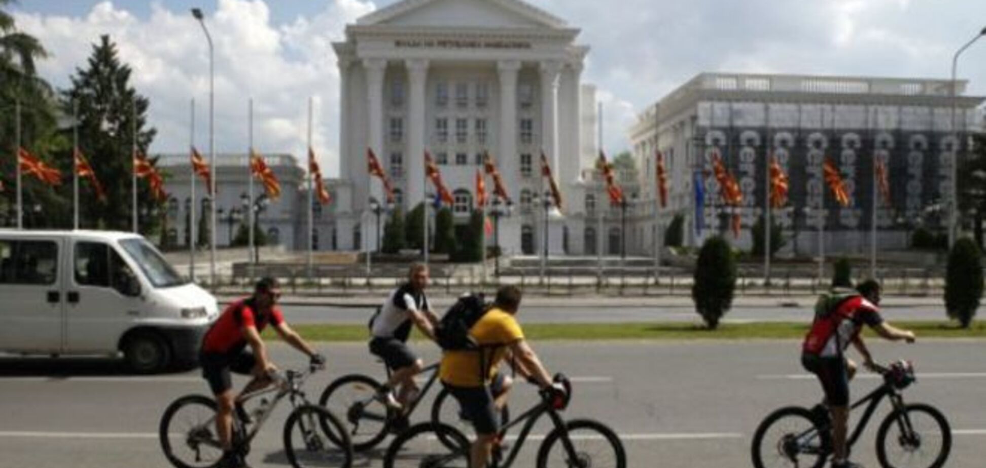 В Македонии объявлен национальный траур по убитым полицейским: фоторепортаж