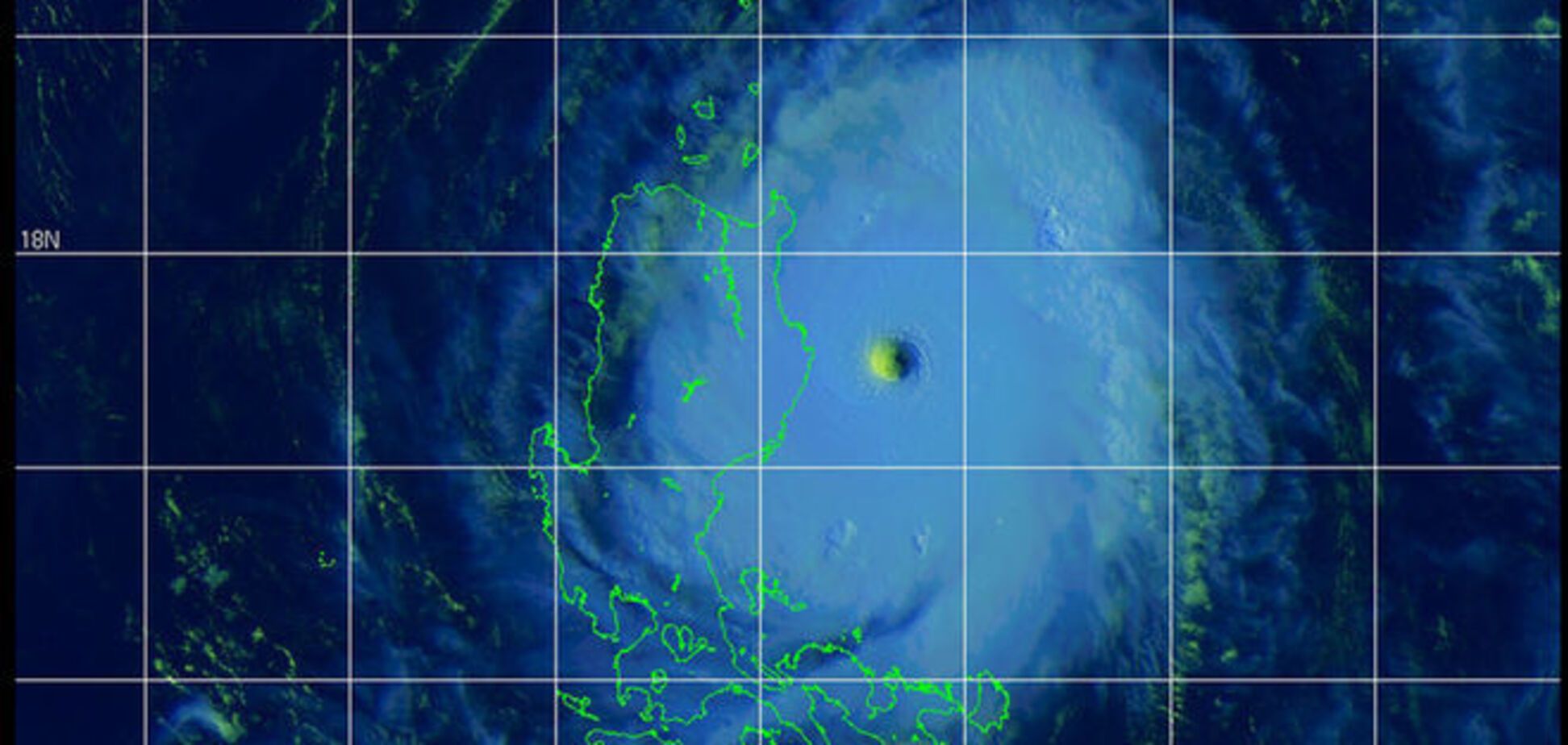 На Японию движется мощнейший тайфун со скоростью 220 км/ч: видео стихии