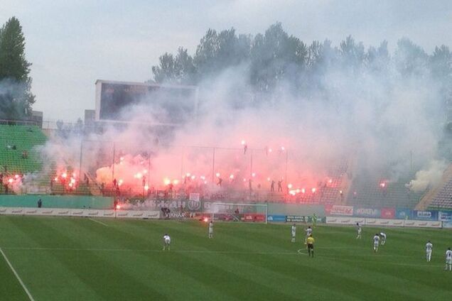 Фанаты 'Карпат' едва не сожгли стадион во время матча: видео инцидента