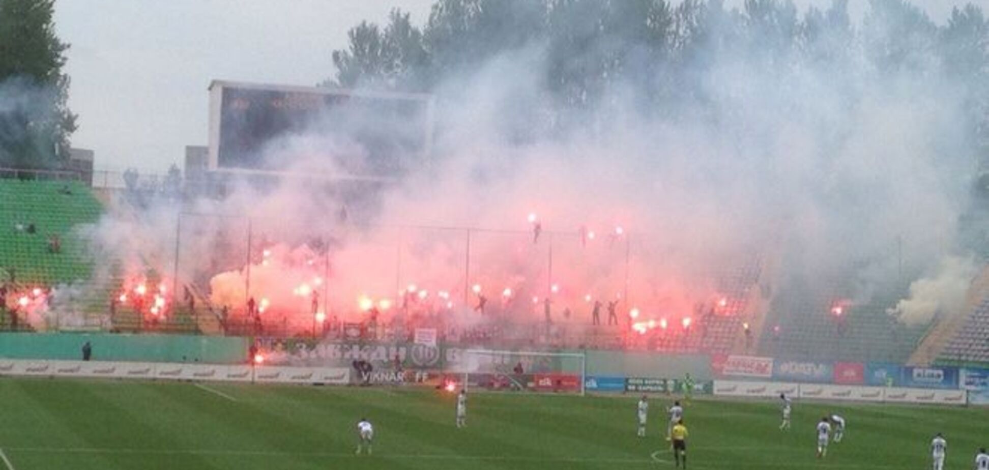 Фанаты 'Карпат' едва не сожгли стадион во время матча: видео инцидента
