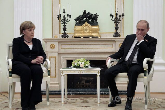 Печальный Путин на встречу с Меркель нацепил георгиевскую ленту: фоторепортаж
