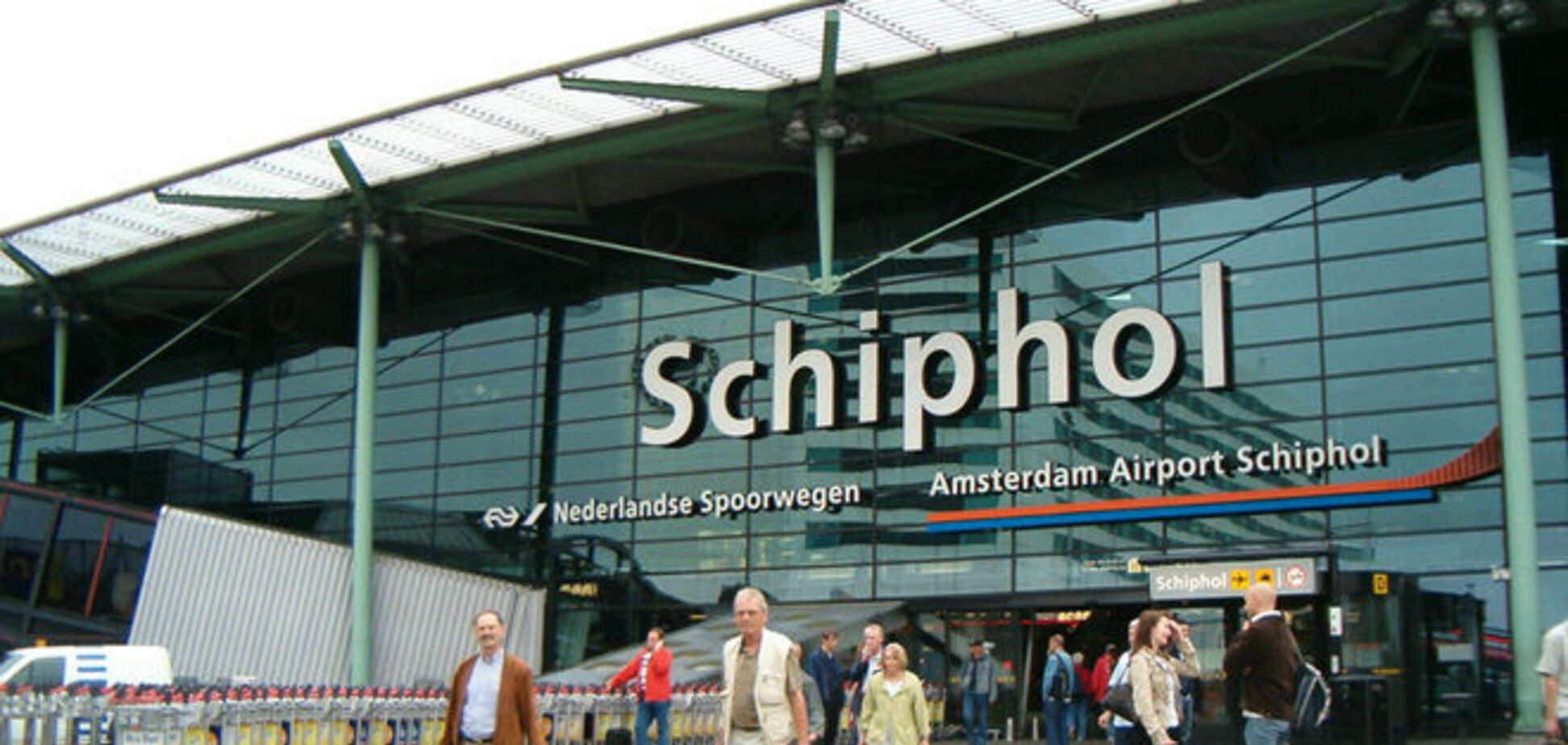 Долетался: в аэропорту Амстердама с рейса сняли пьяного пилота