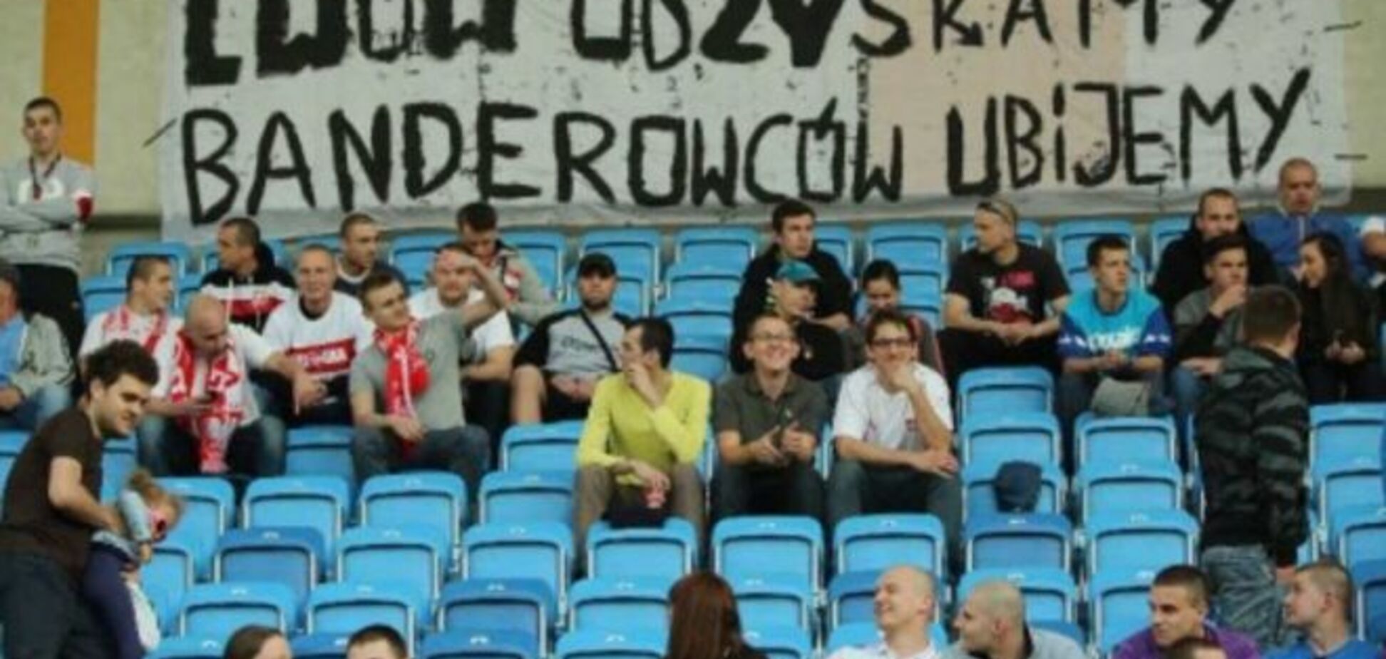 'Львов отберем, бандеровцев убьем': болельщики повесили баннер на матче в Польше