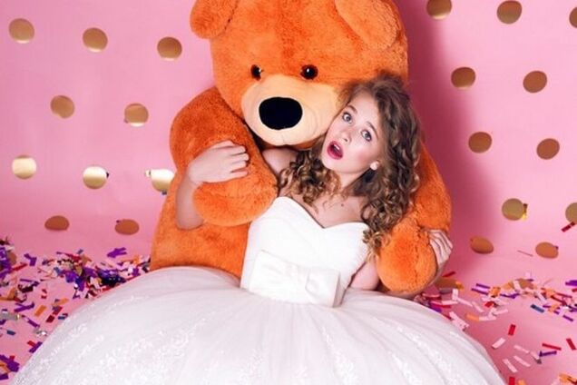Дочь Веры Брежневой стала невестой в объятиях 'медведя'