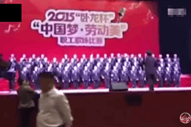 ЧП в Китае: хор из 80 человек провалился под сцену. Опубликовано видео